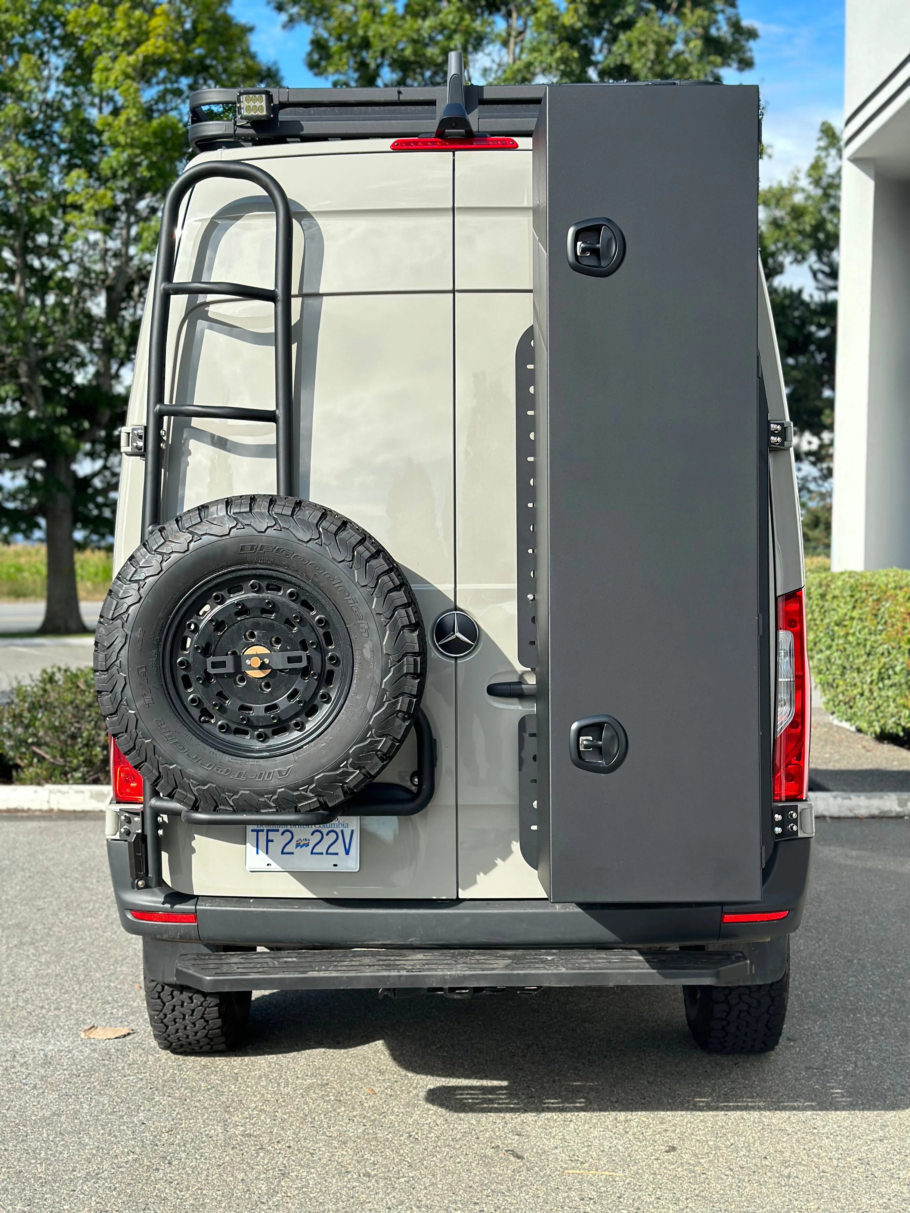Skiaufbewahrungsbox aus Aluminium + Gepäckträger aus Aluminium für die hintere Beifahrertür des Sprinter