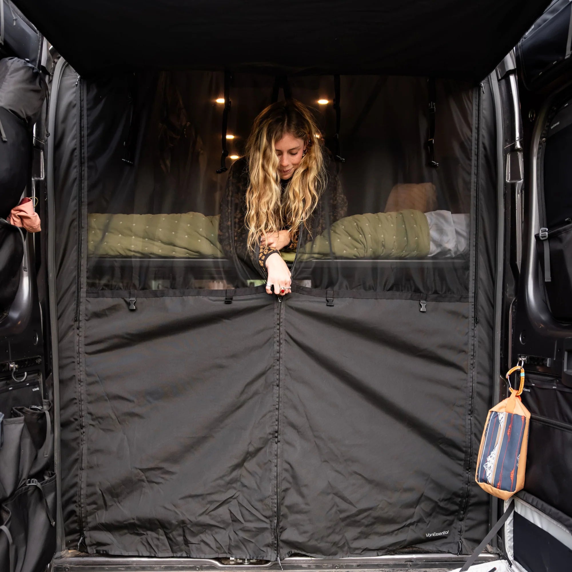 RamProMasterRearDoorBugScreen_VanEssential-HalfMeshinstall